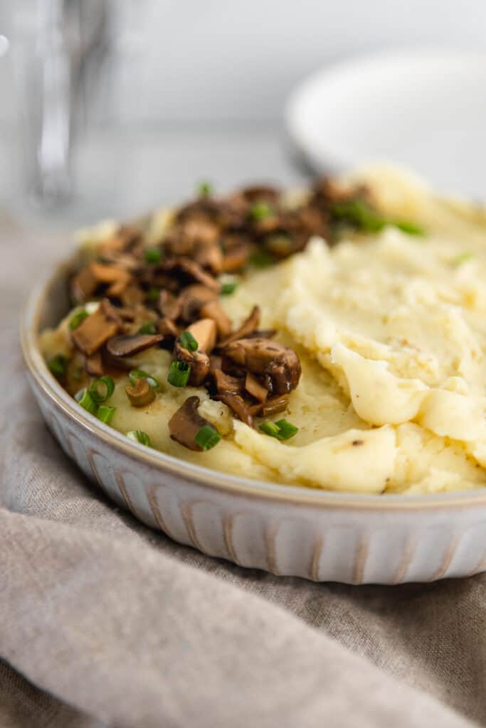 Mashed potatoes with mushroom gravy and chives