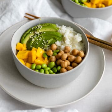 vegan budda bowl with mango and edamame.